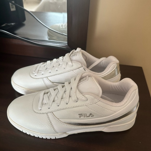 Women’s Size 7 White and Silver Fitness 89 Low Sneakers / Shoes - Picture 1 of 5